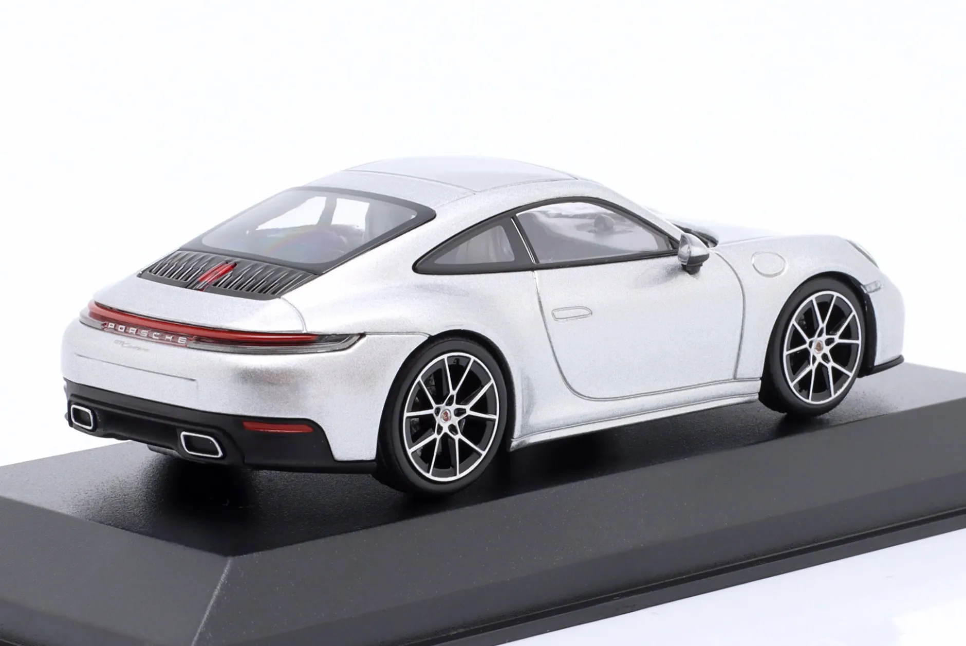 Porsche 911 (992 II) Carrera Coupe 2024 GT-silbermetallic 1:43 Minichamps