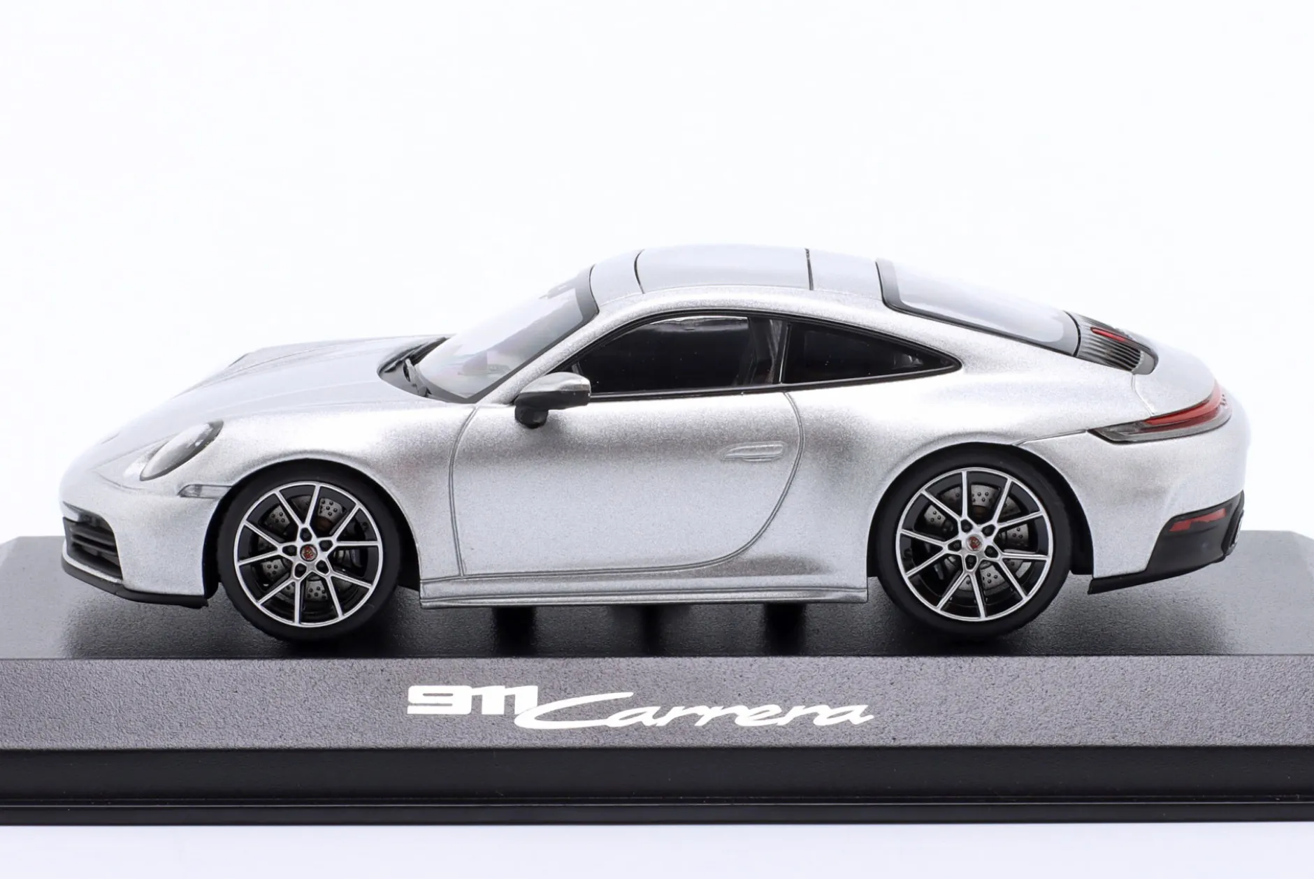 Porsche 911 (992 II) Carrera Coupe 2024 GT-silbermetallic 1:43 Minichamps