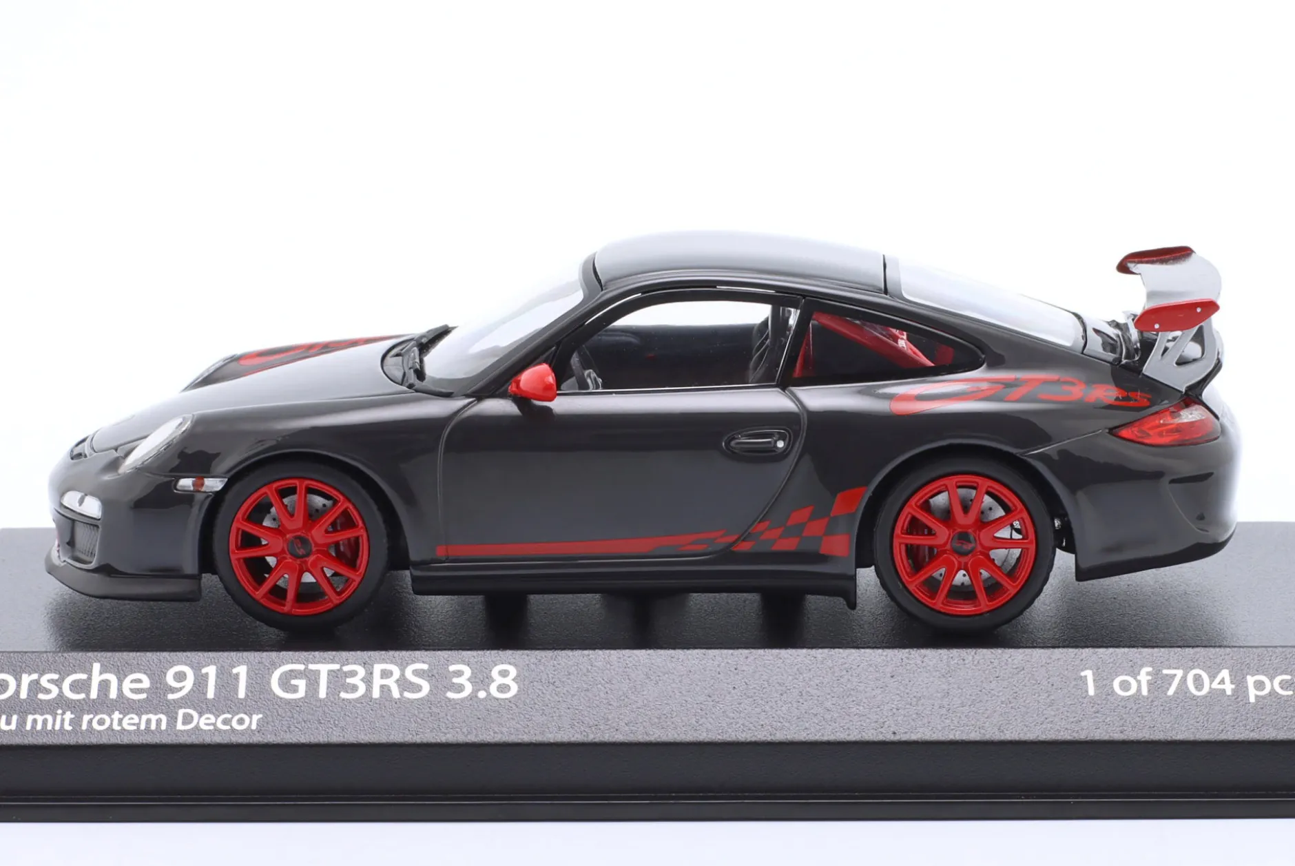 Porsche 911 (997.II) GT3 RS 3.8 Baujahr 2009 grau mit rotem Dekor 1:43 Minichamps