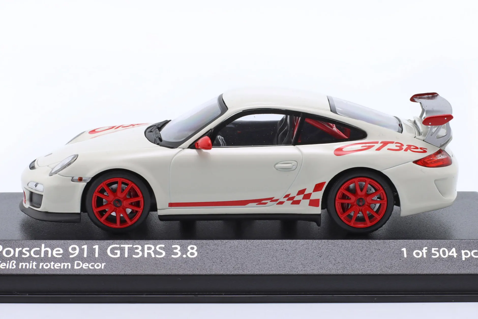 Porsche 911 (997.II) GT3 RS 3.8 Baujahr 2009 weiß mit rotem Dekor 1:43 Minichamps