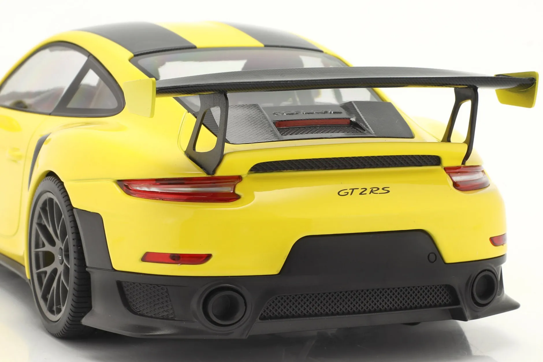 Porsche 911 (991 II) GT2 RS Weissach Package 2018 racing gelb / silberne Felgen 1:18 Minichamps