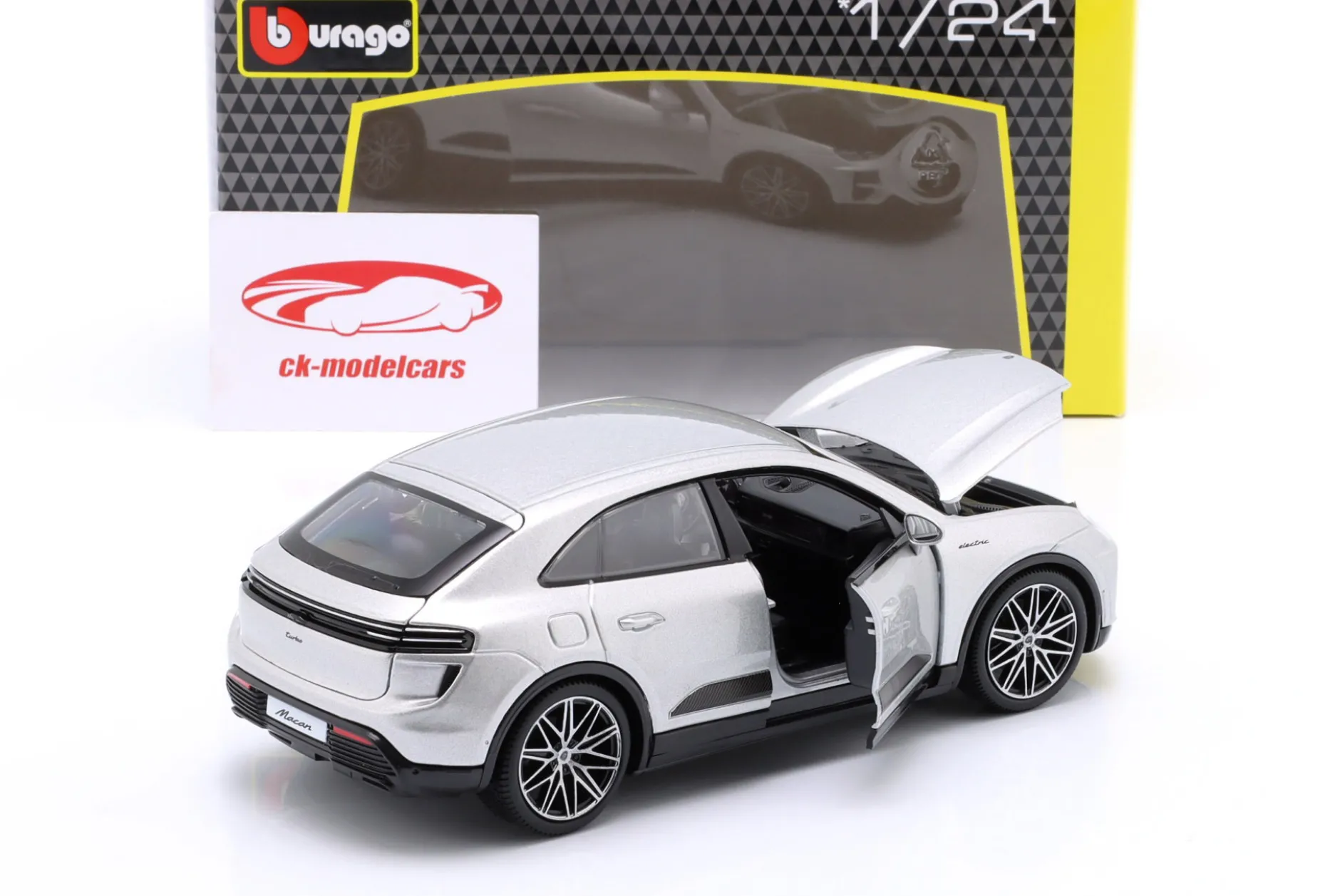 Porsche Macan Turbo Electric Baujahr 2024 silber 1:24 Bburago