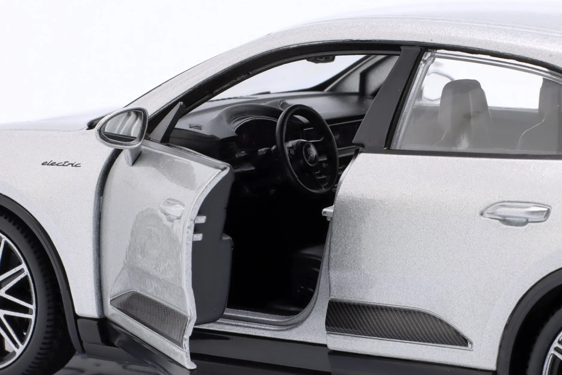 Porsche Macan Turbo Electric Baujahr 2024 silber 1:24 Bburago