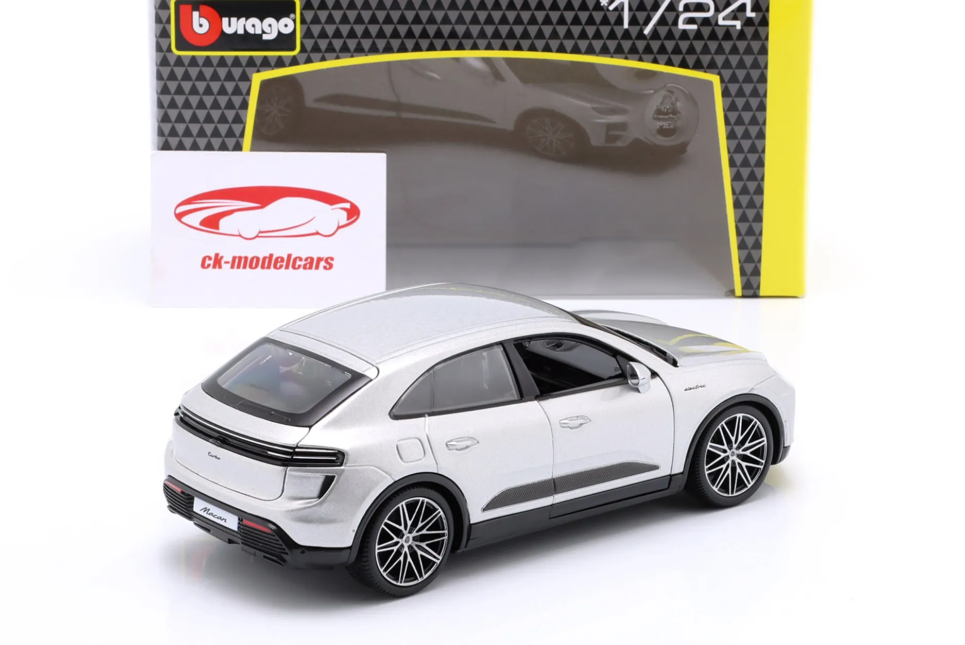 Porsche Macan Turbo Electric Baujahr 2024 silber 1:24 Bburago