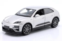 Porsche Macan Turbo Electric Baujahr 2024 silber 1:24 Bburago