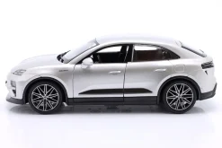 Porsche Macan Turbo Electric Baujahr 2024 silber 1:24 Bburago