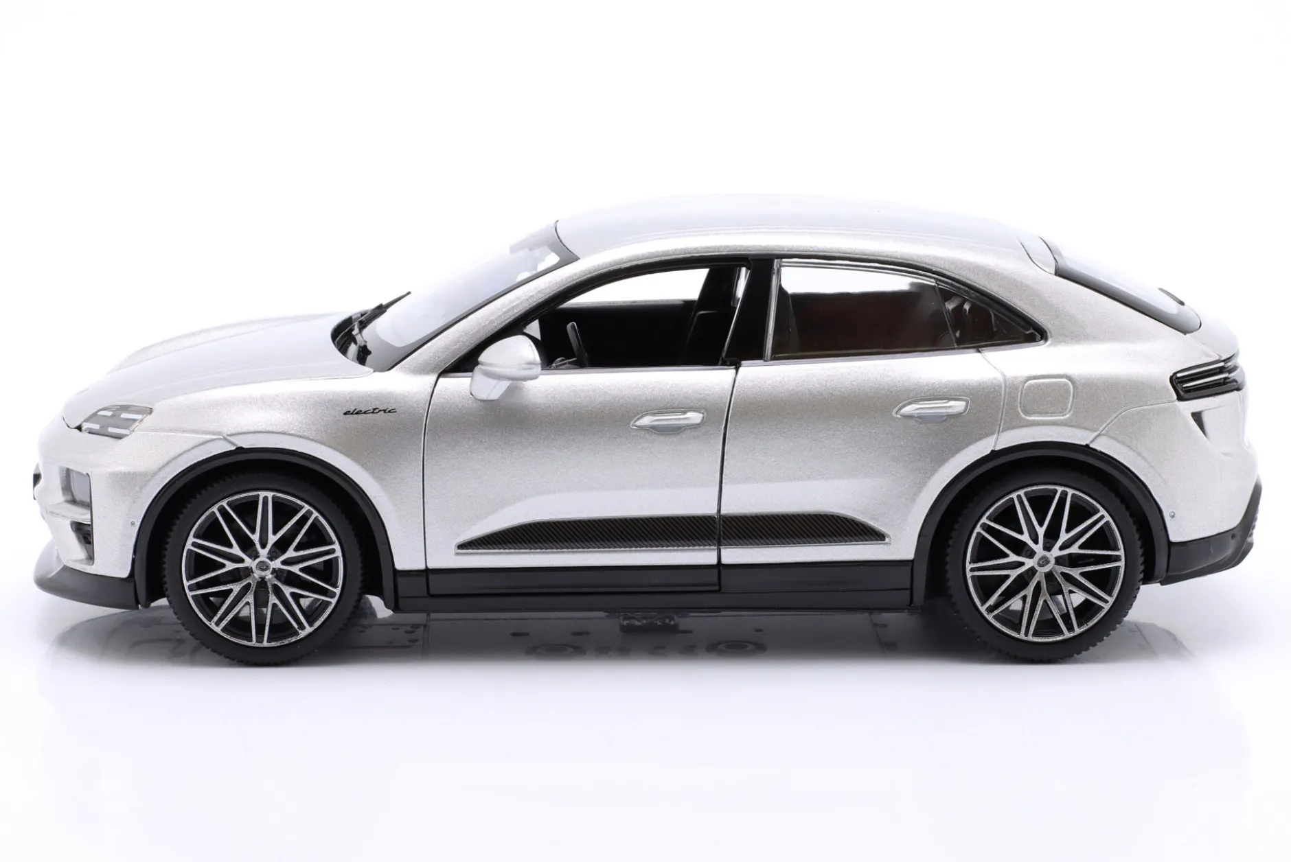 Porsche Macan Turbo Electric Baujahr 2024 silber 1:24 Bburago