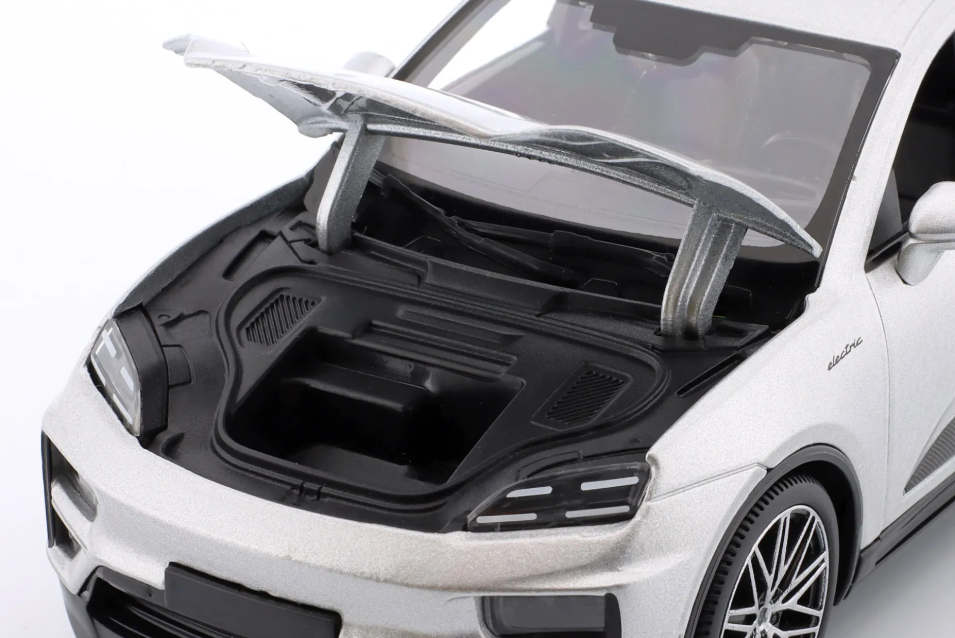 Porsche Macan Turbo Electric Baujahr 2024 silber 1:24 Bburago