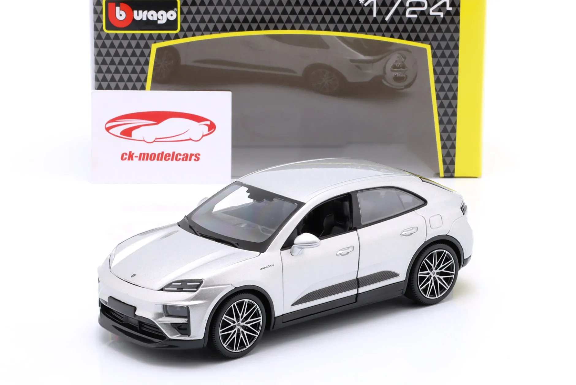 Porsche Macan Turbo Electric Baujahr 2024 silber 1:24 Bburago