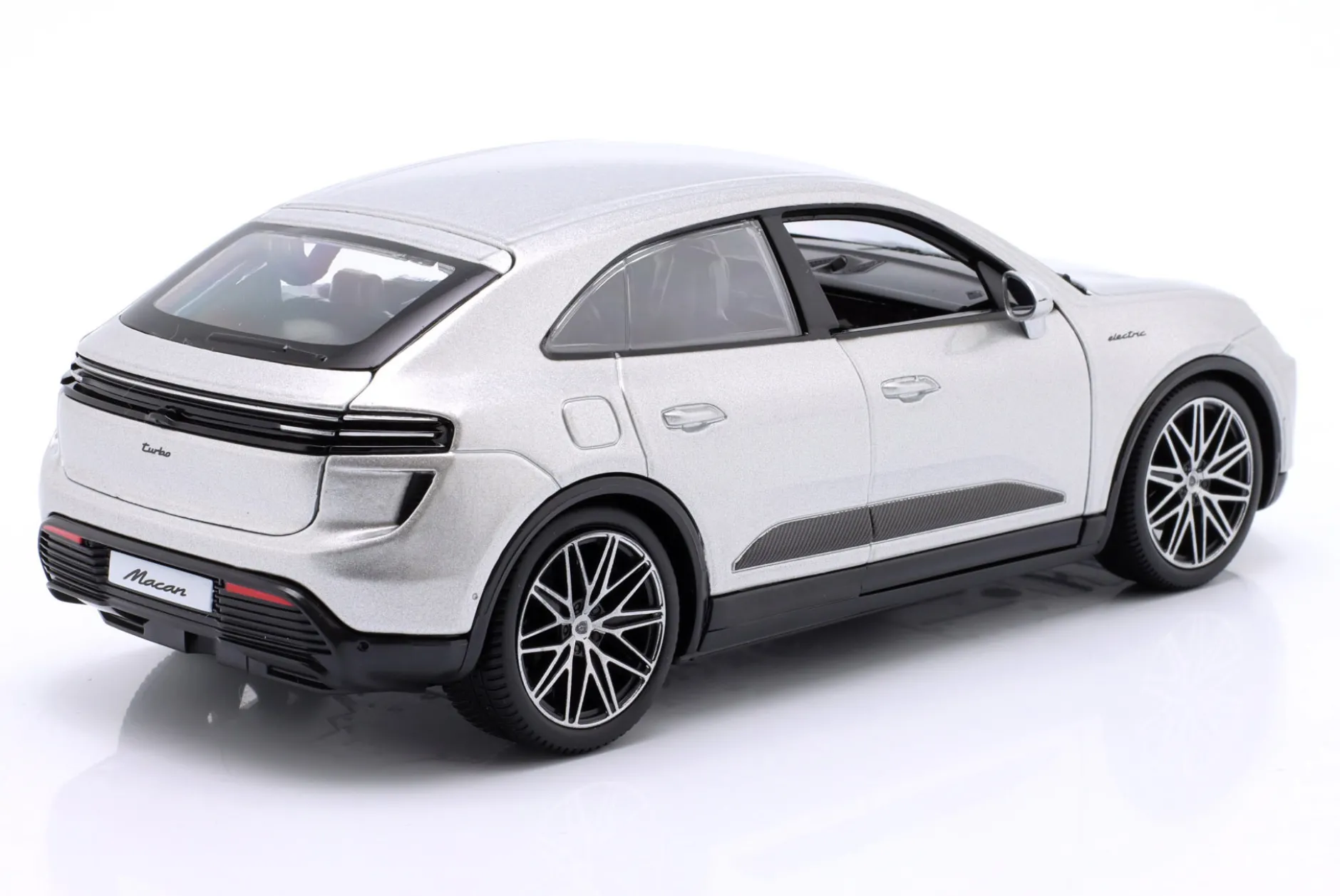 Porsche Macan Turbo Electric Baujahr 2024 silber 1:24 Bburago