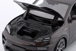 Porsche Macan Turbo Electric Baujahr 2024 kupfer 1:24 Bburago