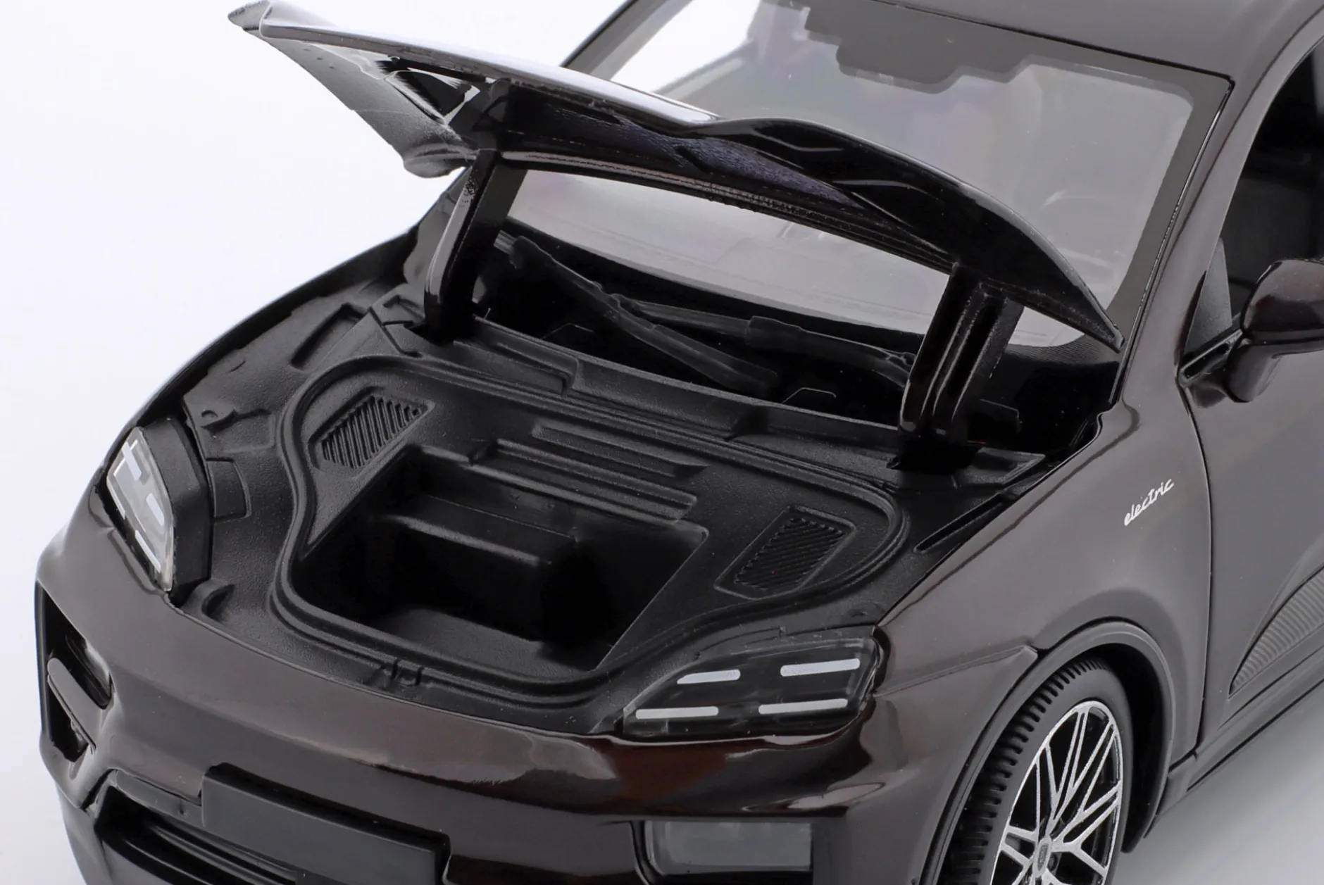 Porsche Macan Turbo Electric Baujahr 2024 kupfer 1:24 Bburago