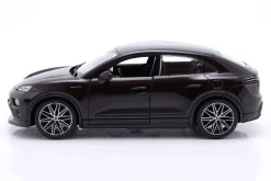 Porsche Macan Turbo Electric Baujahr 2024 kupfer 1:24 Bburago
