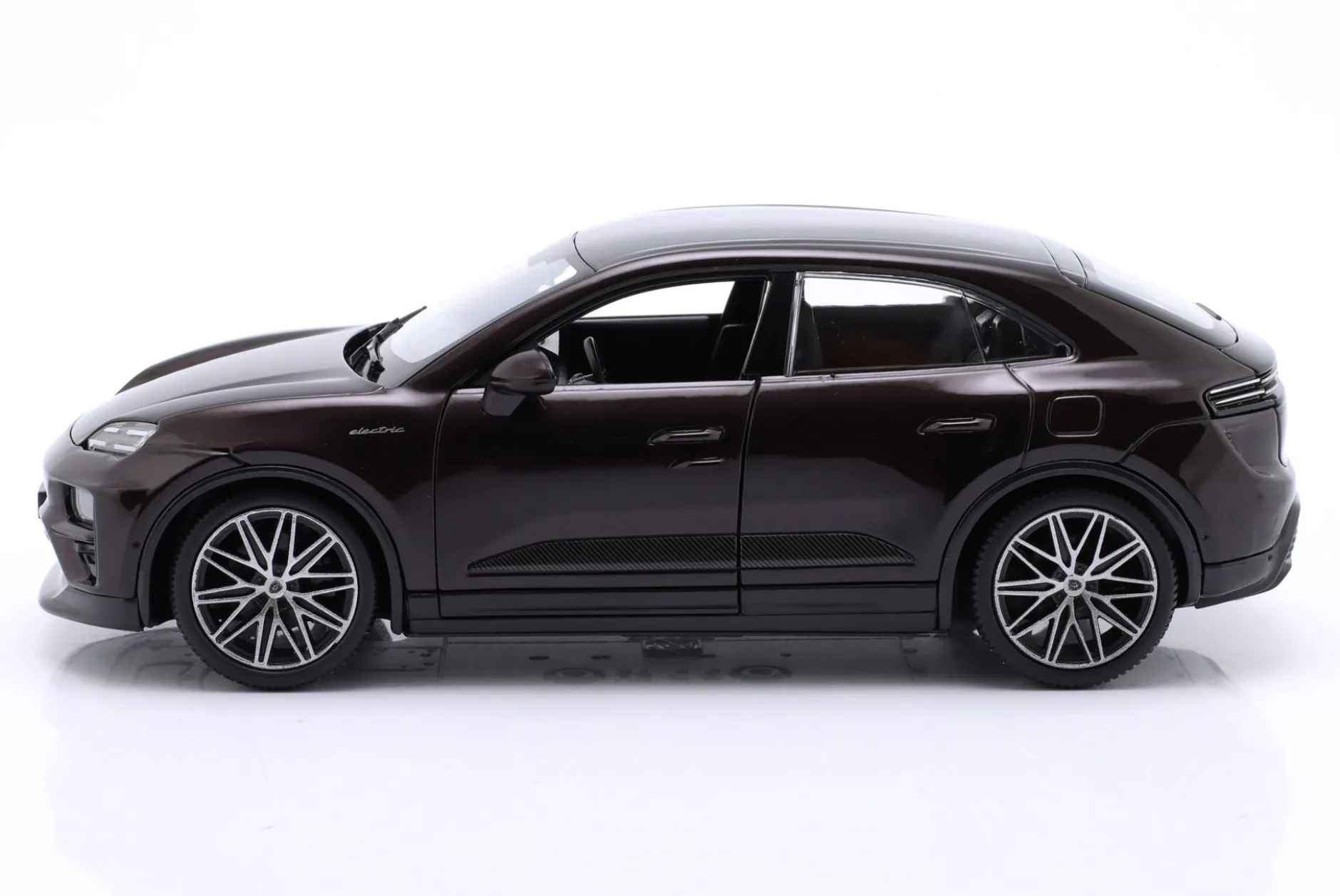 Porsche Macan Turbo Electric Baujahr 2024 kupfer 1:24 Bburago