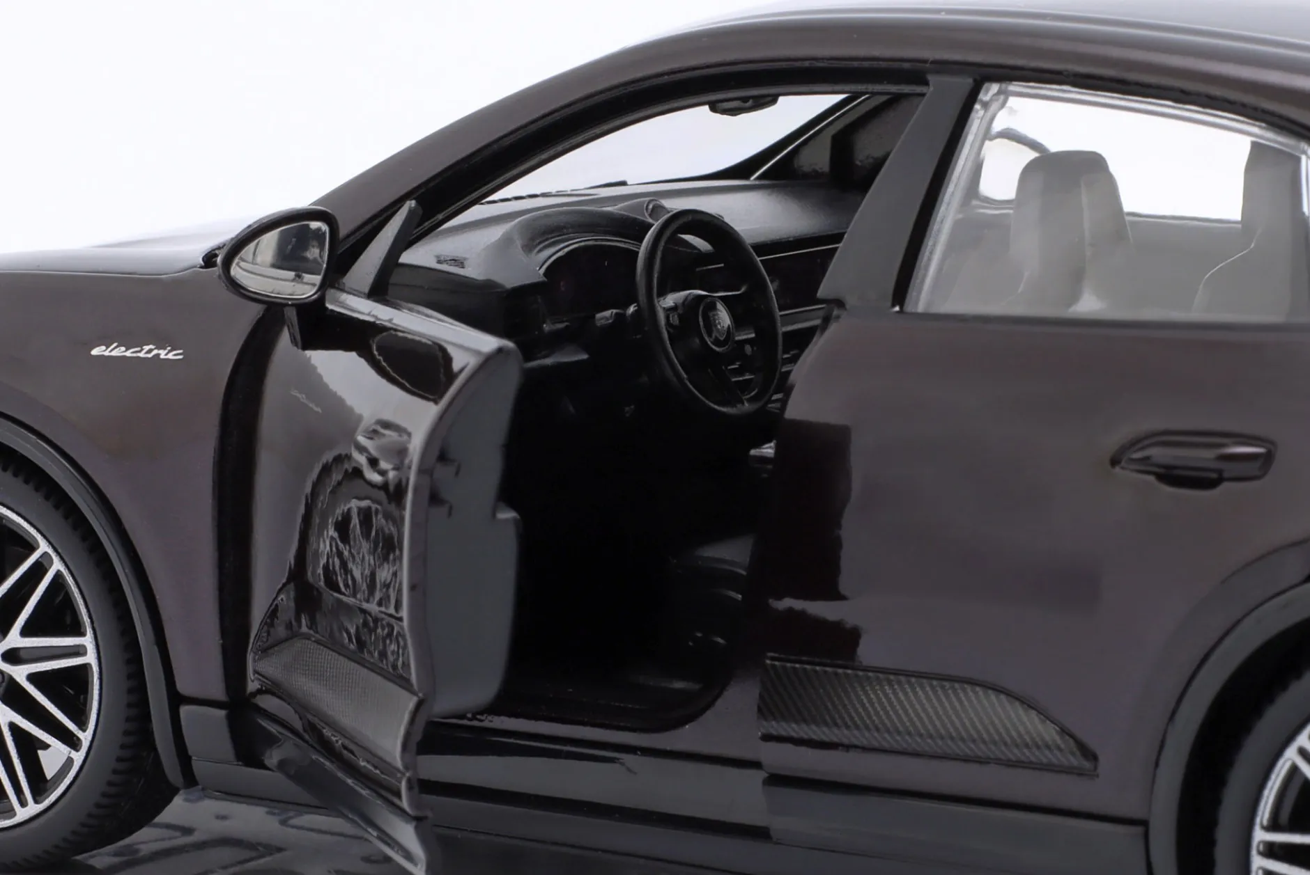 Porsche Macan Turbo Electric Baujahr 2024 kupfer 1:24 Bburago