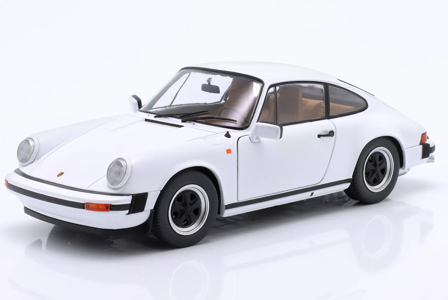 Porsche 911 (930) 3.0 SC Baujahr 1974 Grand Prix weiß 1:18 Solido