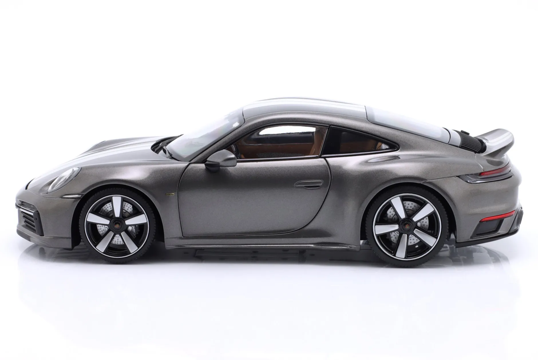 Porsche 911 (992) Sport Classic Baujahr 2022 grau metallic 1:18 Minichamps