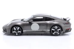 Porsche 911 (992) Sport Classic Baujahr 2022 grau metallic mit Dekor 1:18 Minichamps