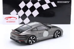 Porsche 911 (992) Sport Classic Baujahr 2022 grau metallic mit Dekor 1:18 Minichamps