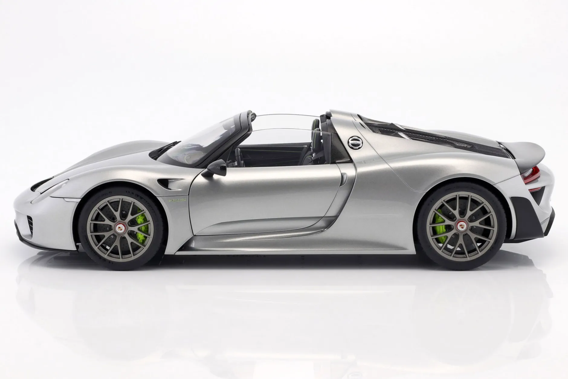 Porsche 918 Spyder Baujahr 2013 silber 1:12 AUTOart