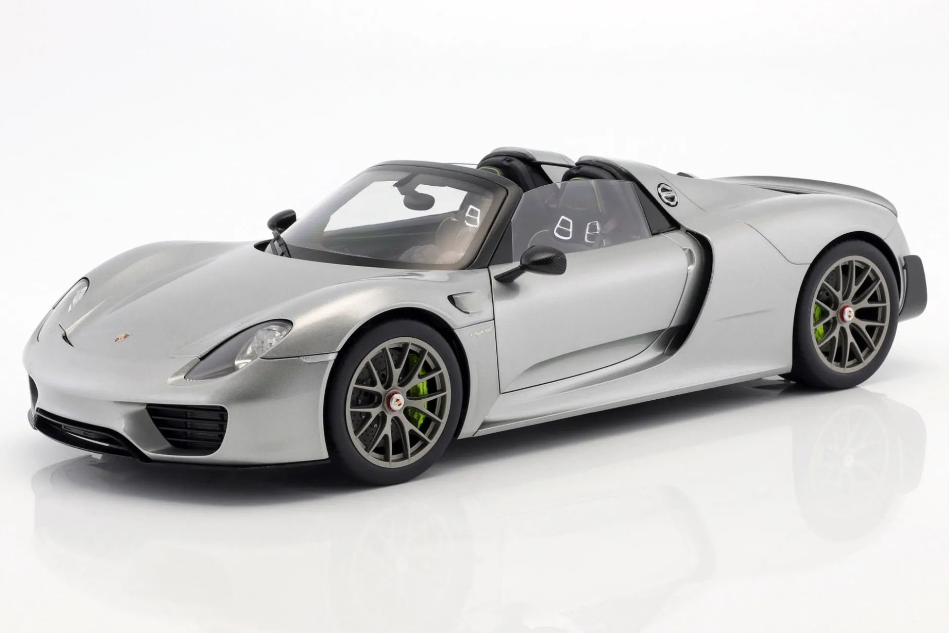 Porsche 918 Spyder Baujahr 2013 silber 1:12 AUTOart