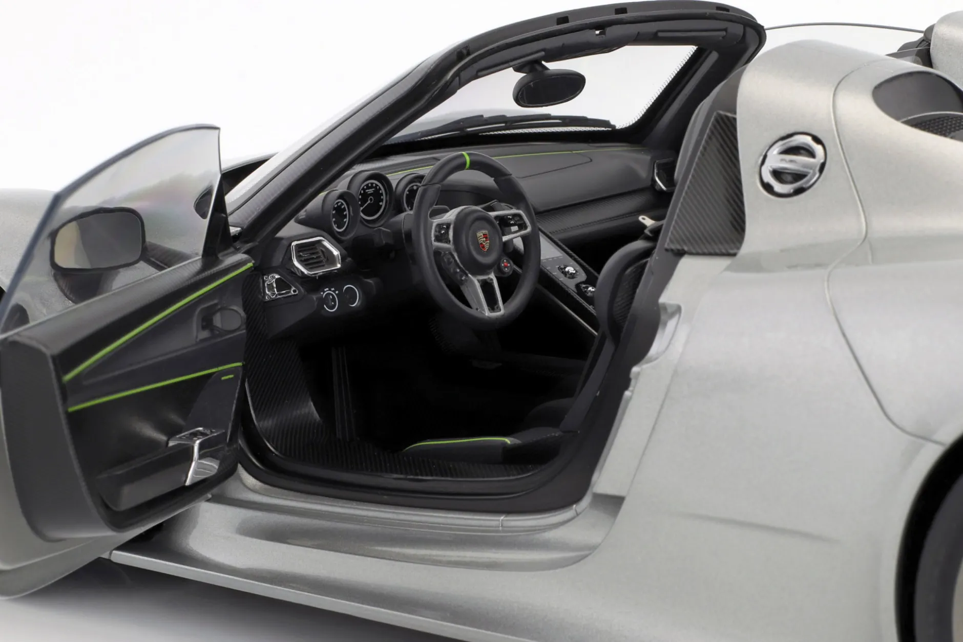 Porsche 918 Spyder Baujahr 2013 silber 1:12 AUTOart