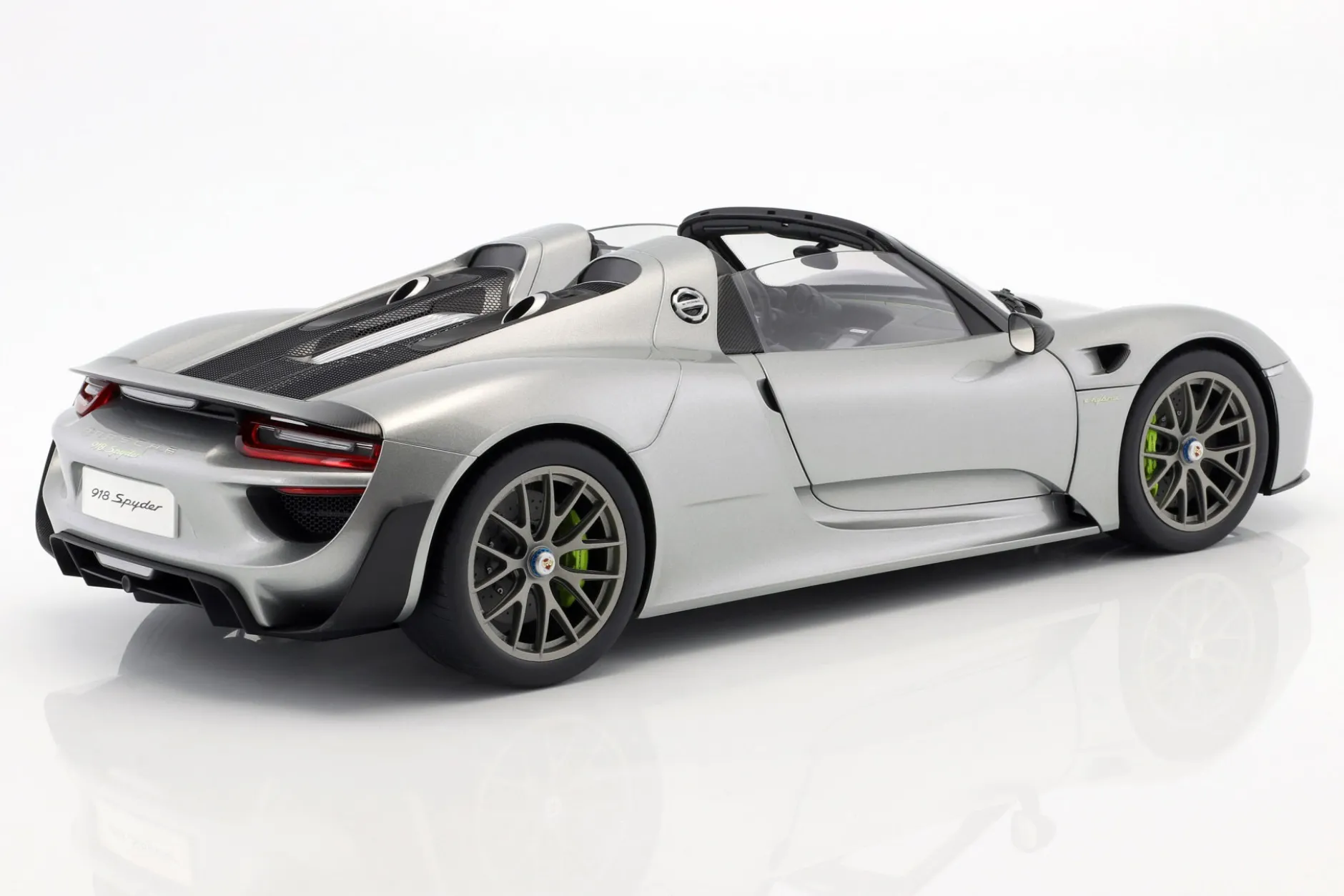 Porsche 918 Spyder Baujahr 2013 silber 1:12 AUTOart