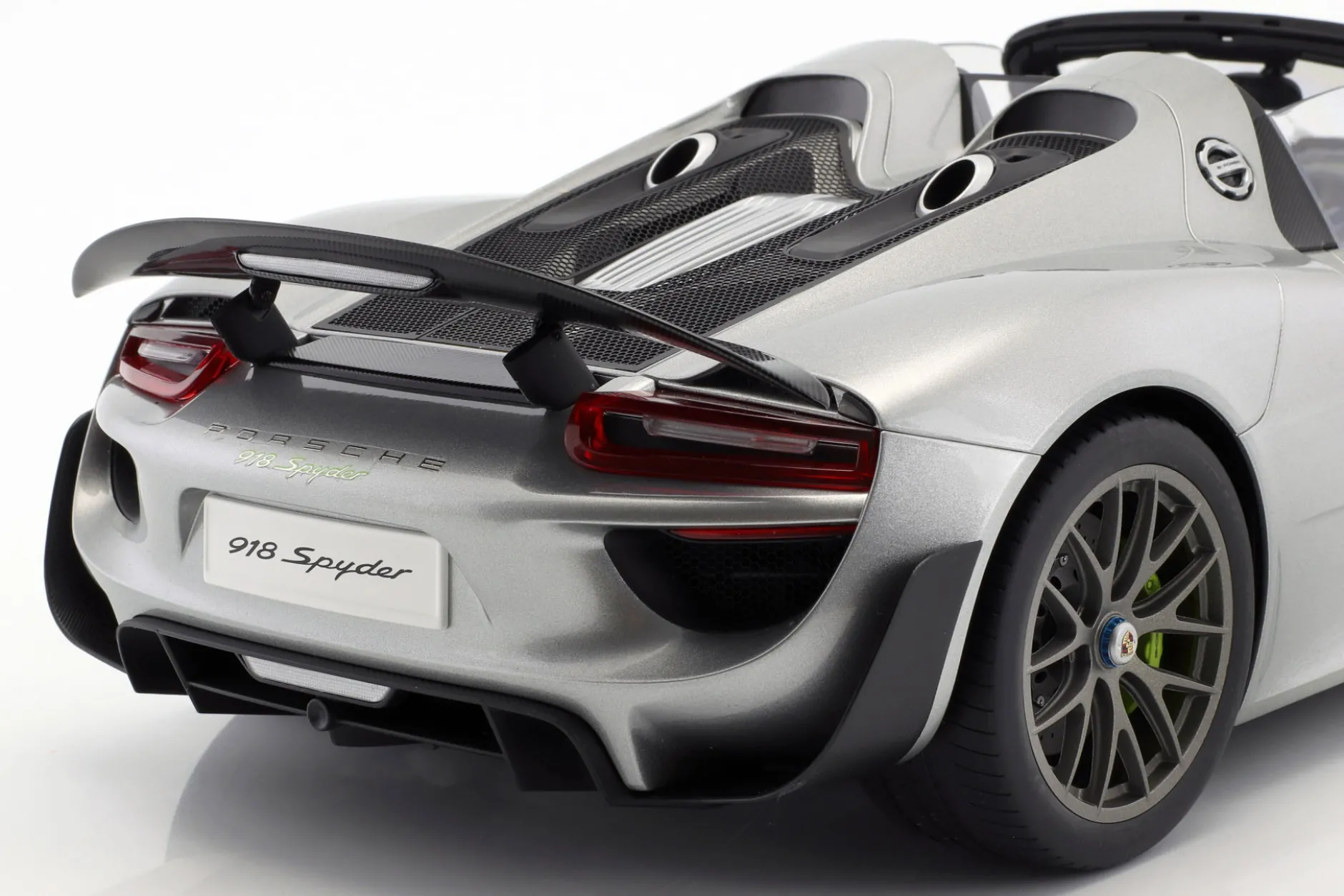 Porsche 918 Spyder Baujahr 2013 silber 1:12 AUTOart