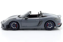 Porsche 718 Spyder RS Weissach-Paket Baujahr 2024 grau 1:18 Minichamps