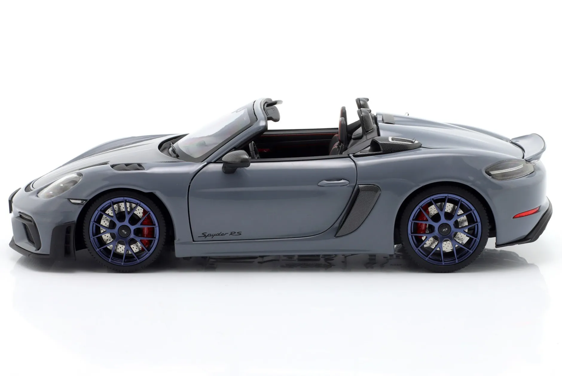 Porsche 718 Spyder RS Weissach-Paket Baujahr 2024 grau 1:18 Minichamps