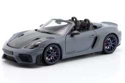 Porsche 718 Spyder RS Weissach-Paket Baujahr 2024 grau 1:18 Minichamps