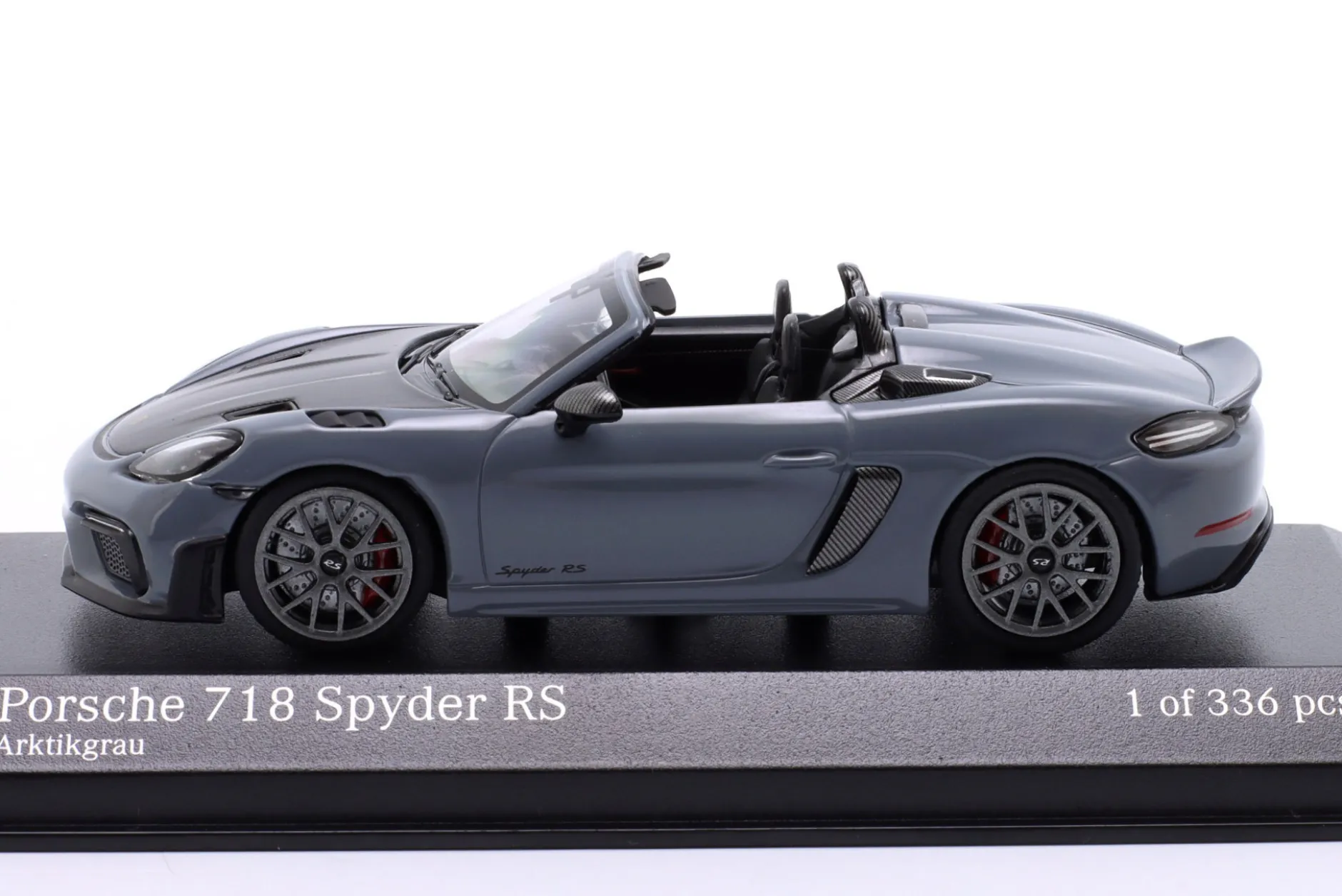 Porsche Spyder RS Weissach-Package 2023 arktikgrau 1:43 Minichamps
