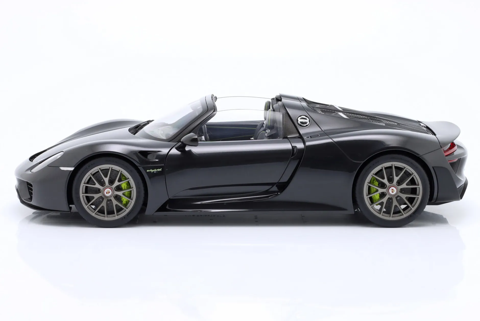 Porsche 918 Spyder Weissach Package 2013 schwarz metallic 1:12 AUTOart