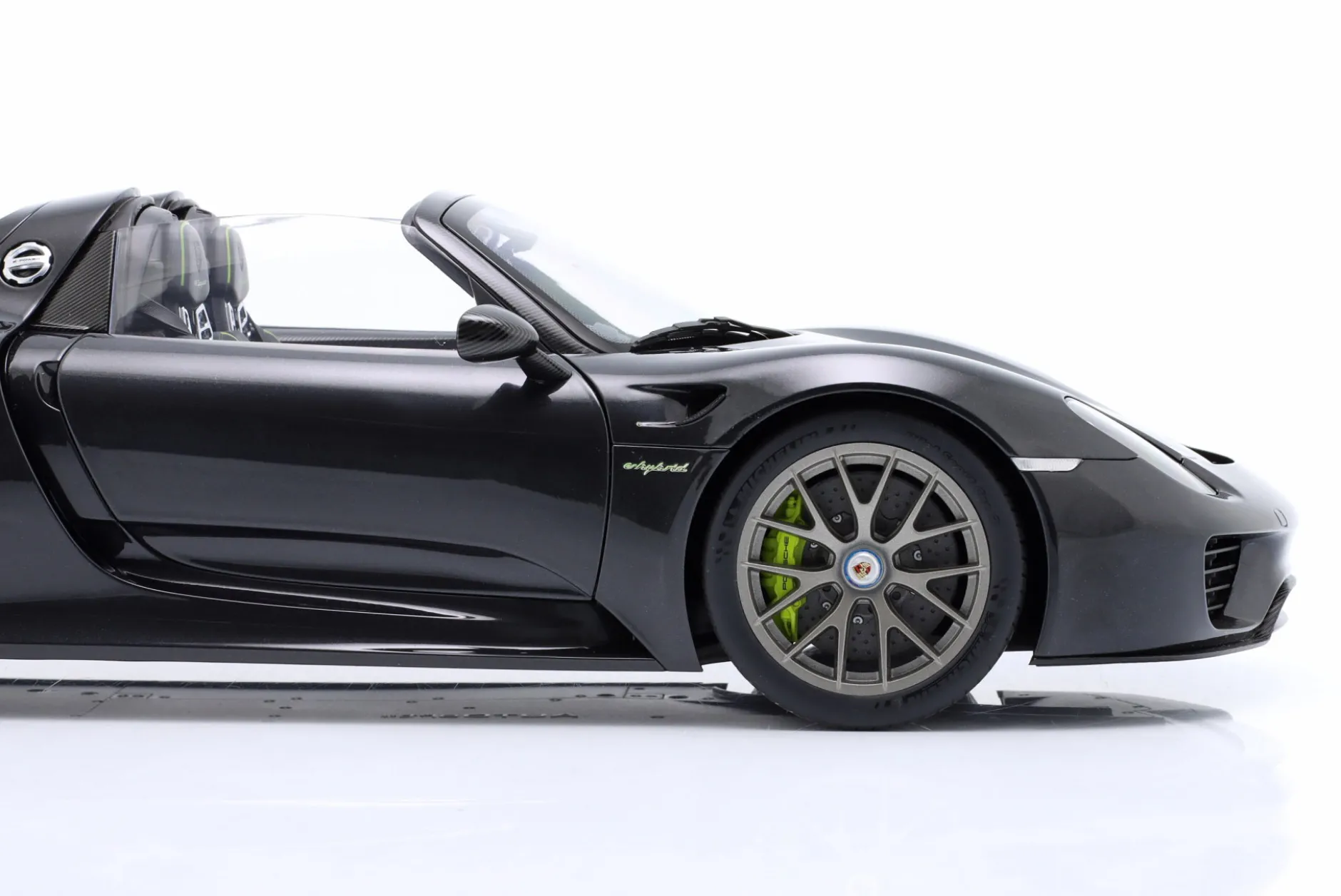 Porsche 918 Spyder Weissach Package 2013 schwarz metallic 1:12 AUTOart