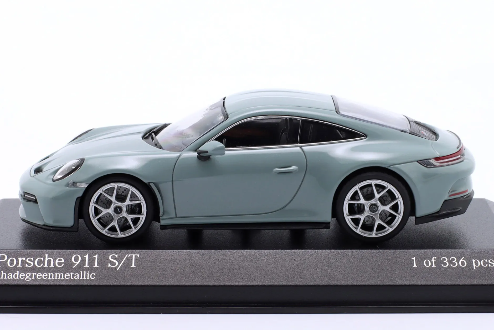 Porsche 911 (992) S/T Baujahr 2024 shadegrün metallic 1:43 Minichamps