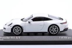 Porsche 911 (992) S/T Baujahr 2023 weiß 1:43 Minichamps