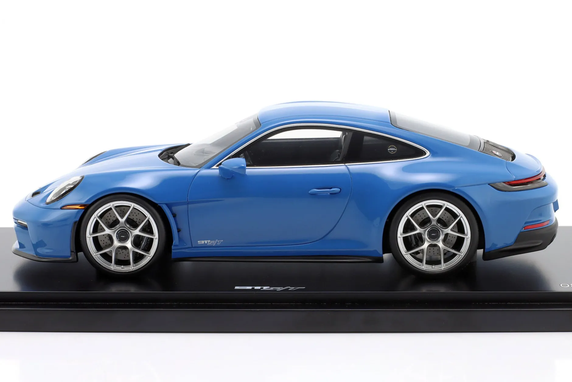 Porsche 911 (992) S/T Sonderwunsch Daniblau 1:18 Spark