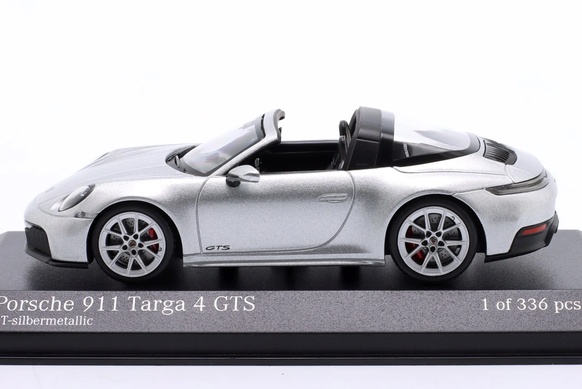 Porsche 911 (992.2) Targa 4 GTS Baujahr 2024 GT-silbermetallic 1:43 Minichamps