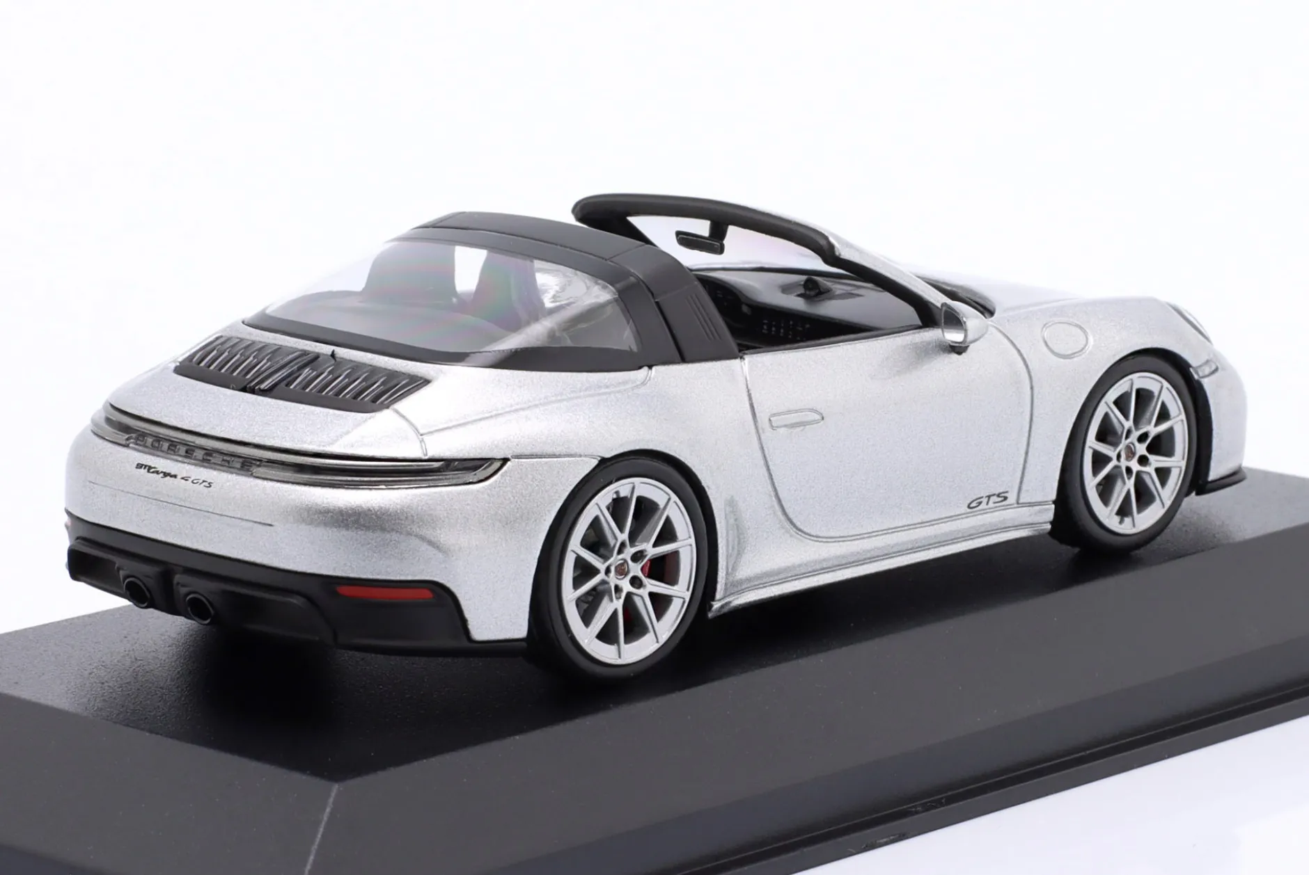 Porsche 911 (992.2) Targa 4 GTS Baujahr 2024 GT-silbermetallic 1:43 Minichamps