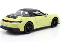 Porsche 911 (992.2) Targa 4 GTS Hybrid Baujahr 2025 gelb 1:18 Maisto