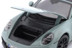 Porsche 911 (992.2) Targa 4 GTS Hybrid Baujahr 2025 aventuringrün 1:18 Maisto