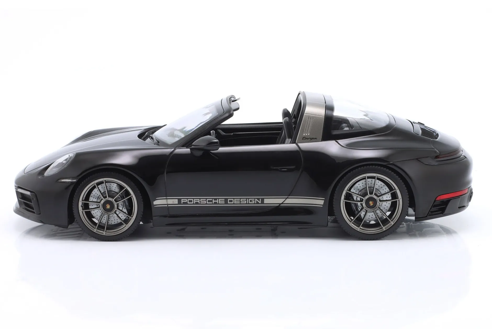 Porsche 911 (992) Targa 4 GTS 50 Jahre Porsche Design schwarz 1:18 Minichamps