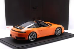 Porsche 911 (992) Targa 4S Baujahr 2021 pastellorange 1:8 GT-Spirit