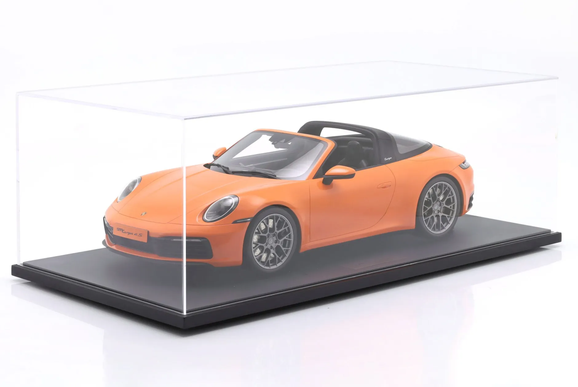 Porsche 911 (992) Targa 4S Baujahr 2021 pastellorange 1:8 GT-Spirit