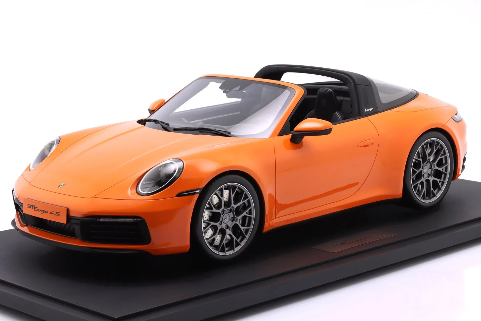 Porsche 911 (992) Targa 4S Baujahr 2021 pastellorange 1:8 GT-Spirit