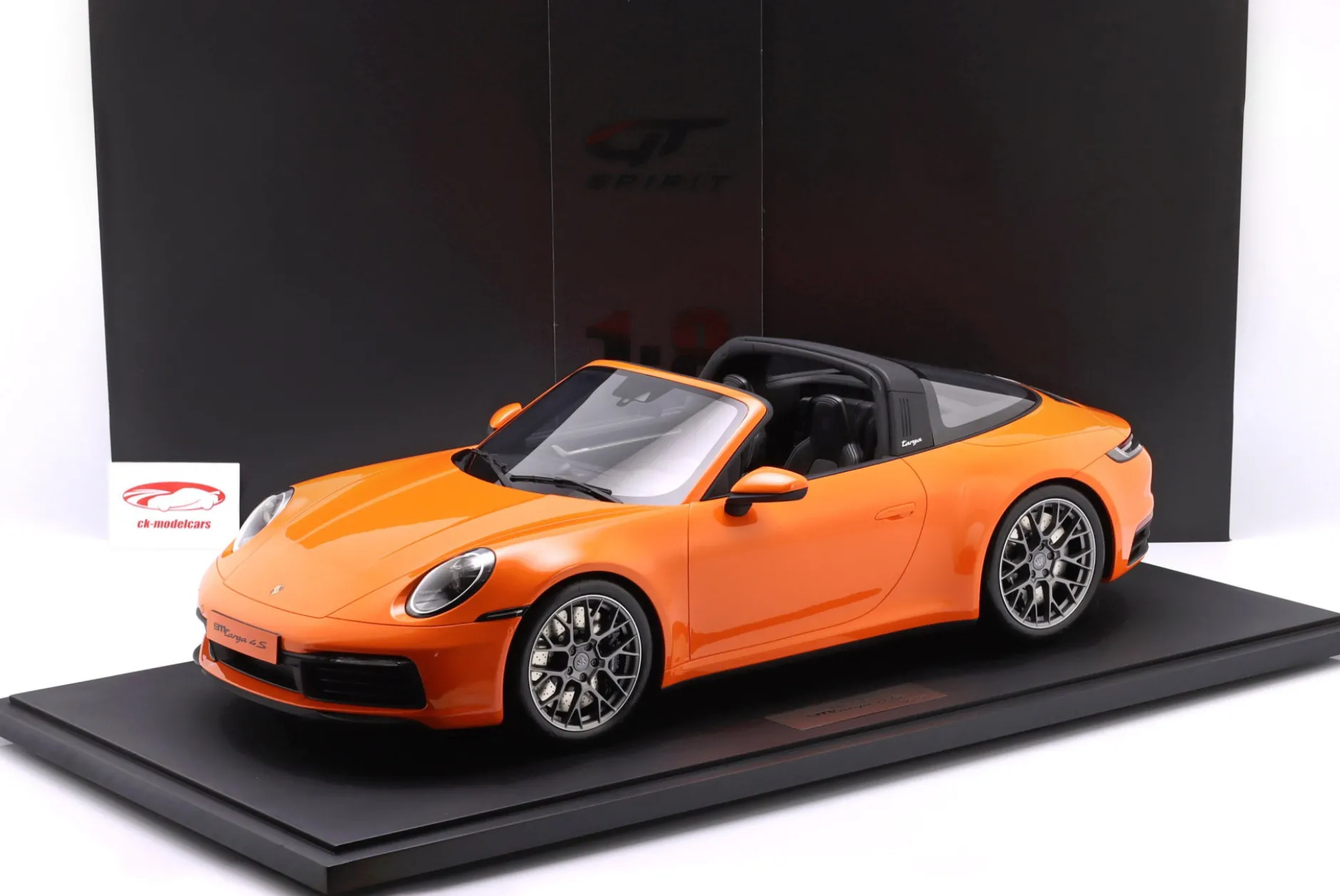 Porsche 911 (992) Targa 4S Baujahr 2021 pastellorange 1:8 GT-Spirit