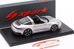 Porsche 911 (992) Targa 4S Baujahr 2021 silber 1:43 Spark