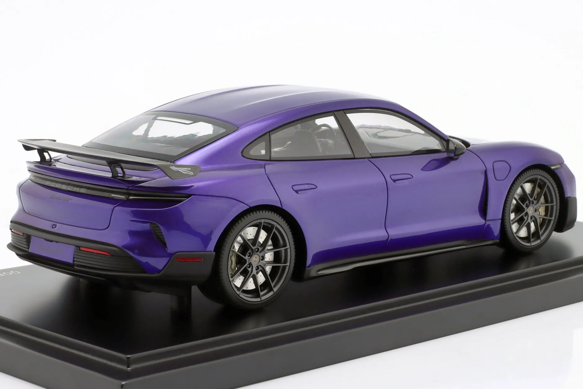 Porsche Taycan Turbo GT mit Weissach-Paket purple sky metallic 1:18 Minichamps