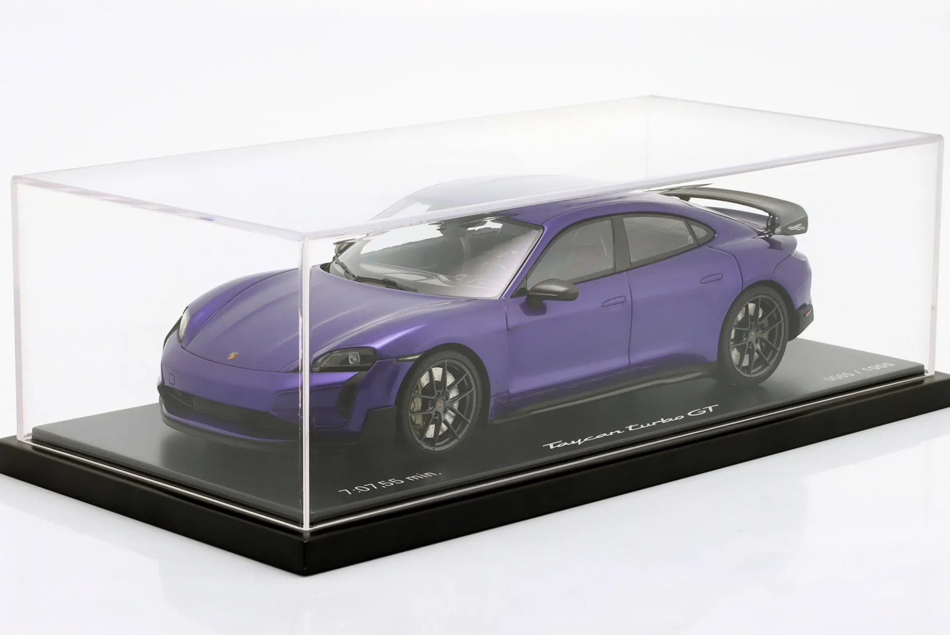 Porsche Taycan Turbo GT mit Weissach-Paket purple sky metallic 1:18 Minichamps