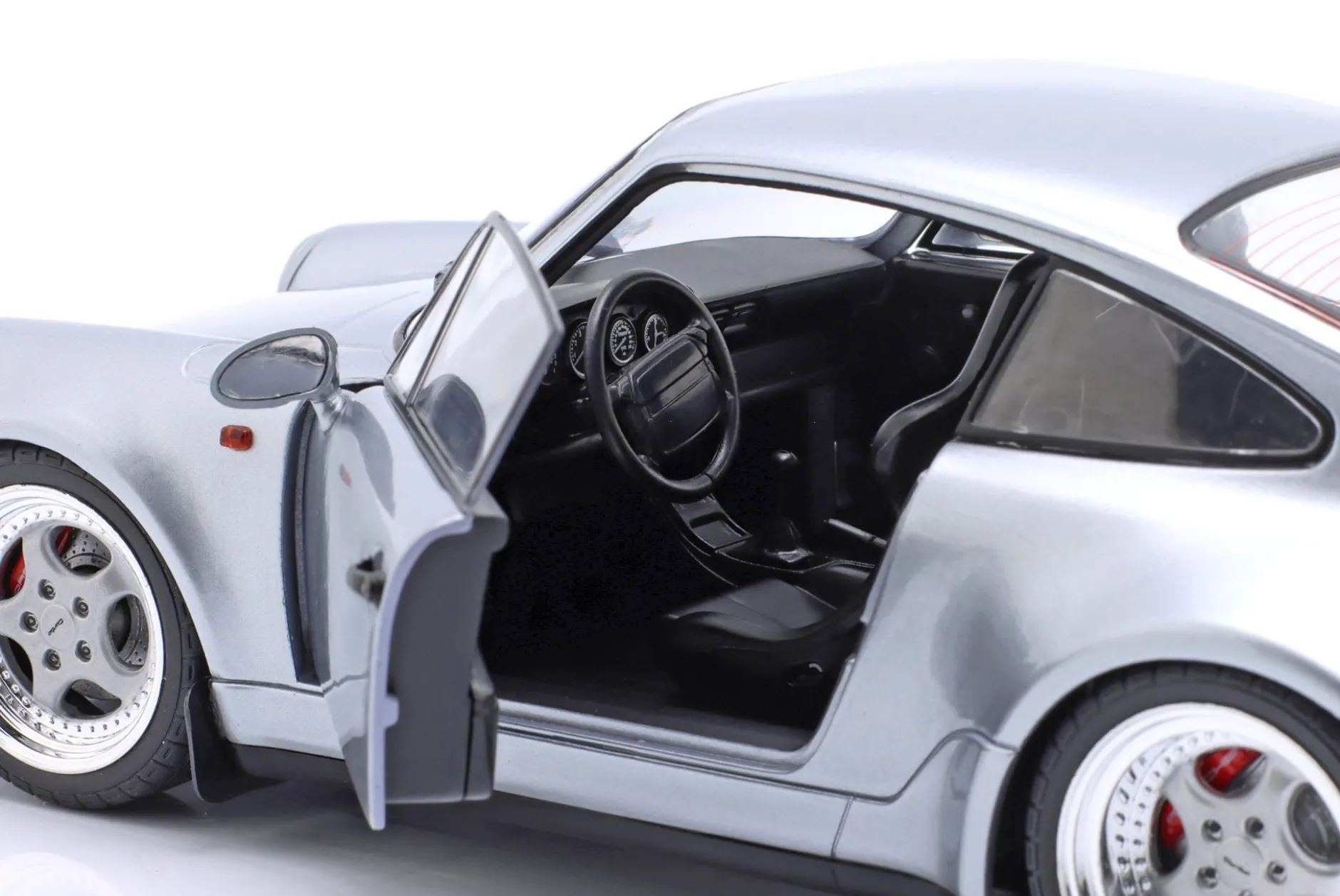 Porsche 911 (964) Turbo 3.6 Baujahr 1990 polarsilber 1:18 Solido